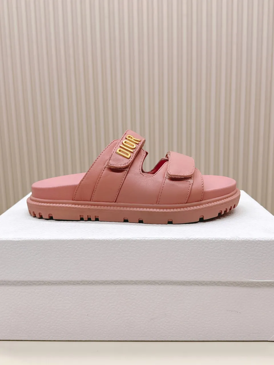 👟👟Ex-factory price 460👟👟 DIOR classic sandals This mixed sheepskin DiorAct sandal is fashionable. Paired with an insole that fits the shape of your foot, it's made of exceptionally lightweight and comfortable leather. The upper straps are fastened with Velcro and are decorated with a gold-finish metal "Dior" logo, which complements the style design. These sandals add a modern edge to any look.  🌟Fabric: Imported mixed sheepskin 🌟Lining: Imported sheepskin 🌟Outsole: TPU original outsole 🌟Code number: 35-42 (41 42 customized, non-returnable)